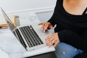 Laptop do pracy, nauki i rozrywki – jak znaleźć złoty środek?