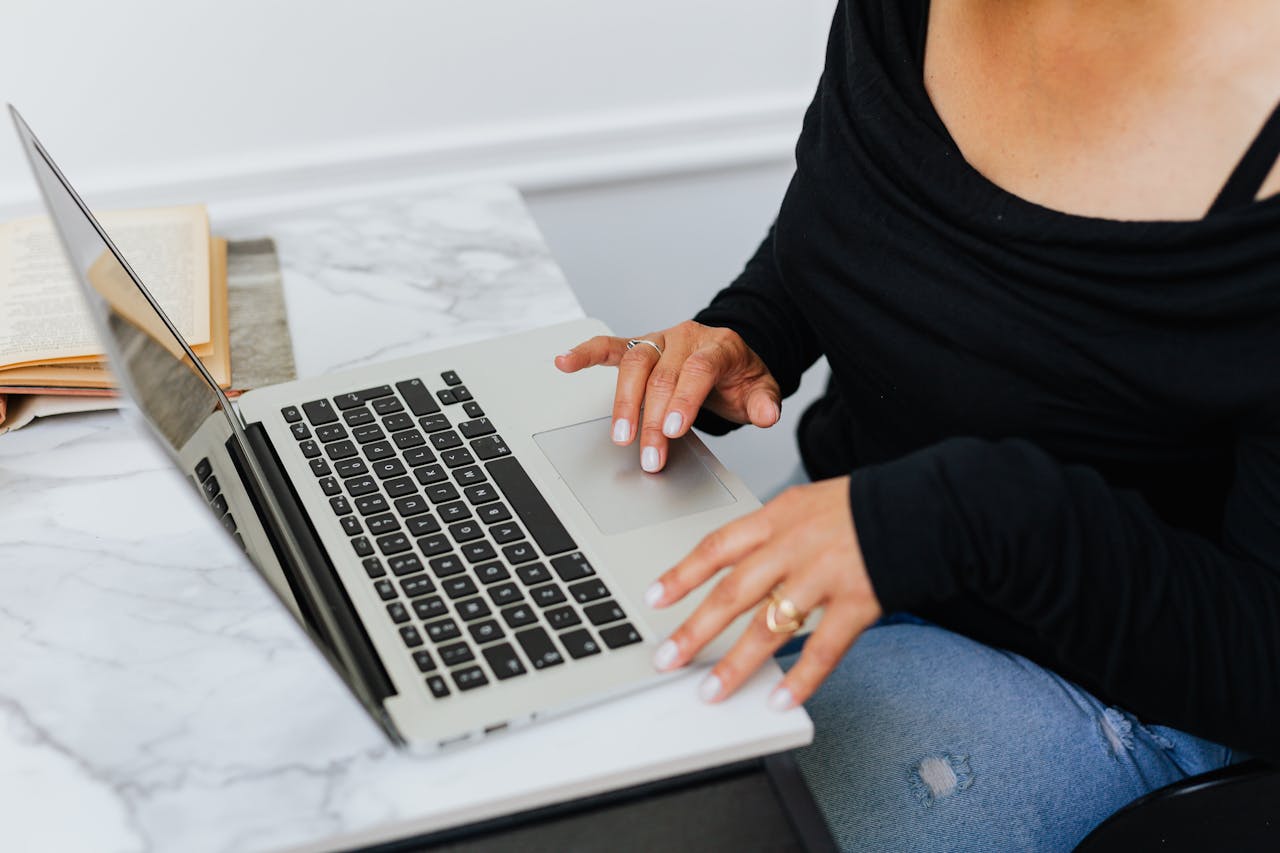 Laptop do pracy, nauki i rozrywki – jak znaleźć złoty środek?